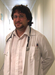 doctor joven en un pasillo