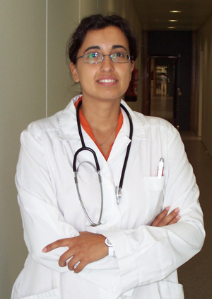 doctora joven con fonendoscopio en el cuello