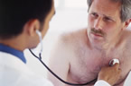 M�dico auscultando el coraz�n de un paciente