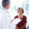 Mujer conversa animadamente con el doctor 