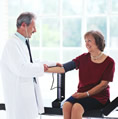 M�dico midiendo la presi�n arterial a una mujer