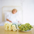 Persona hospitalizada con comida en primer plano