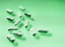 Comprimidos sobre fondo verde