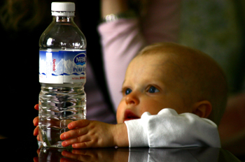 Autor Hernando Piedra.Pixalia.net Licencia Creative Commons. Bebe cogiendo una botella de agua.