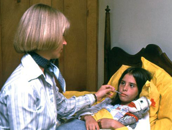 Madre midiendo la temperatura a su hija. Autor: CDC/Betty G. Partin