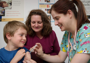 Vacunaci�n de un ni�o. Autor: CDC/ Judy Schmidt