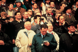 Astra Zeneca. Personas observando algo