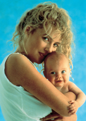 Astra Zeneca. Madre joven con su bebe.
