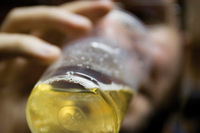 Adolescente tomando un vaso de cerveza
