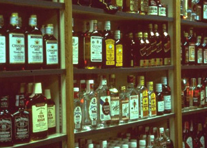 bebidas alcoh�licas expuestas en estanteria