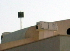 Antena de telefonia movil sobre un edificio