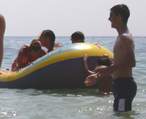 ba�istas en una playa con una balsa hinchable