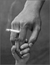 OMS Ni�o de la mano que sostiene cigarrillo