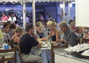 Gente comiendo en un restaurante