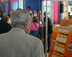 Hombre de edad avanzada, mirando un expositor.