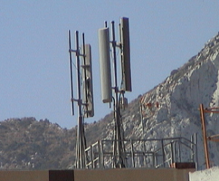Antena de telefon�a m�vil sobre un edificio