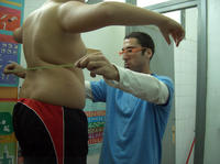 Enrique Garc�a Artero, junto a uno de los adolescentes que han participado en el estudio. Foto:UGR.